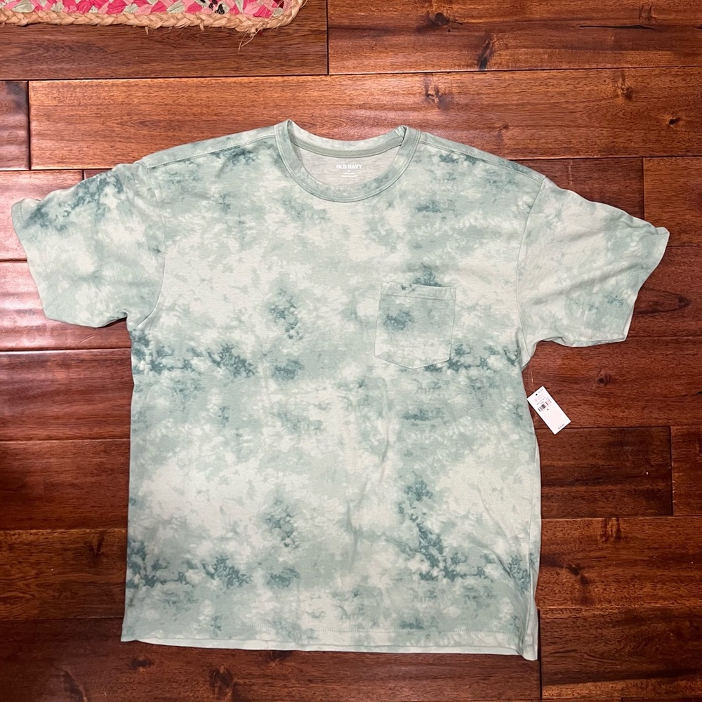 Old navy light green tie dyed tee shirt. Size M. New with tags